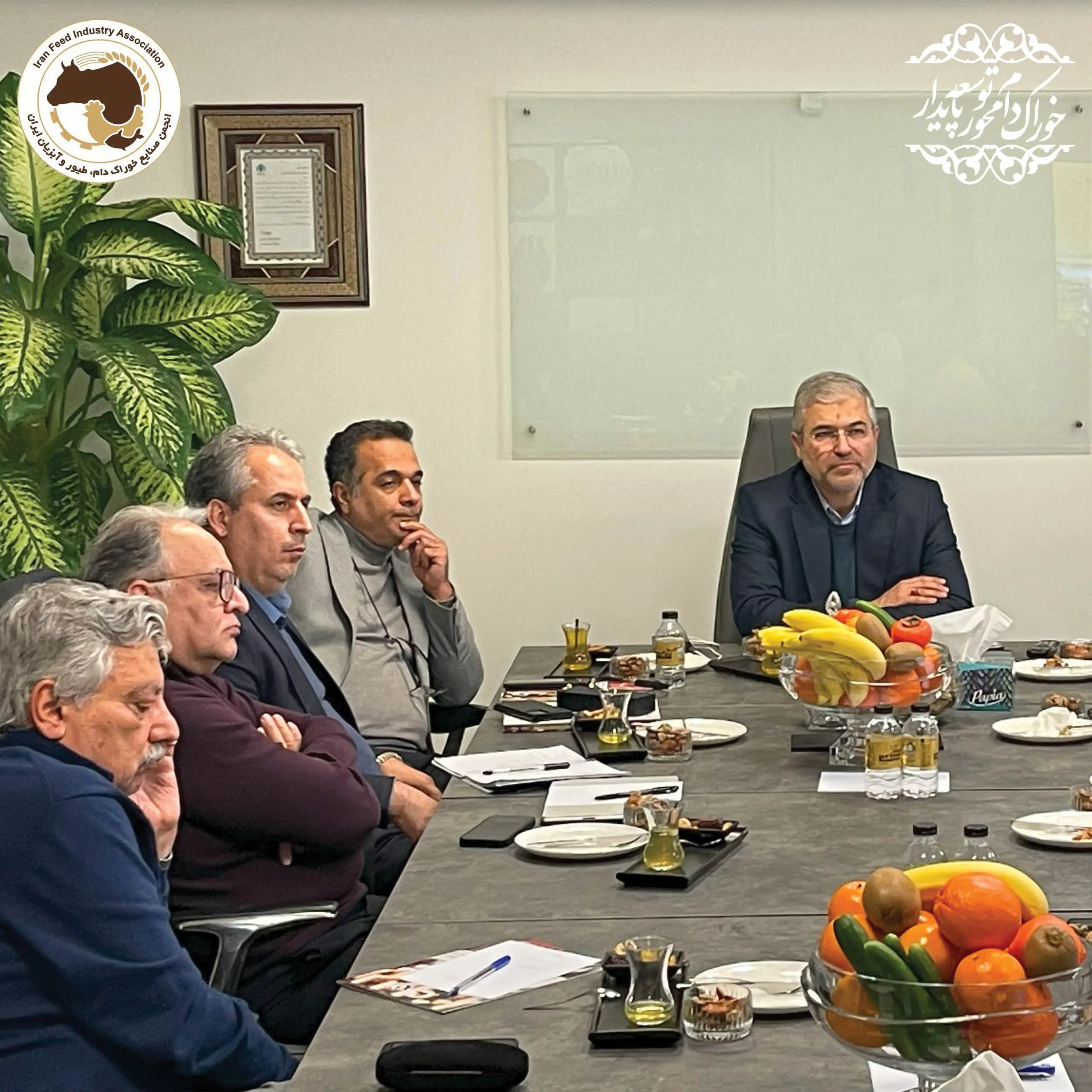 جلسه مشترک هیأت مدیره انجمن صنایع خوراک دام ایران، جناب آقای دکترفلسفی، رئیس فراکسیون کشاورزی مجلس و جناب آقای دکتر سلامی، مدیرعامل محترم شرکت پشتیبانی امور دام کشور در دفتر انجمن