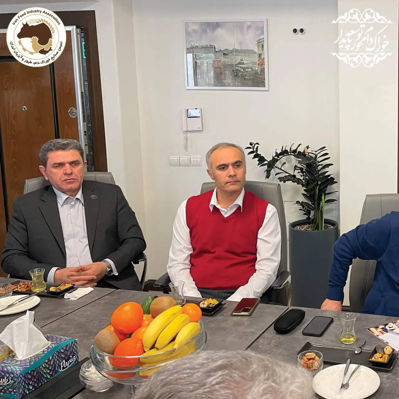 جلسه مشترک هیأت مدیره انجمن صنایع خوراک دام ایران، جناب آقای دکترفلسفی، رئیس فراکسیون کشاورزی مجلس و جناب آقای دکتر سلامی، مدیرعامل محترم شرکت پشتیبانی امور دام کشور در دفتر انجمن